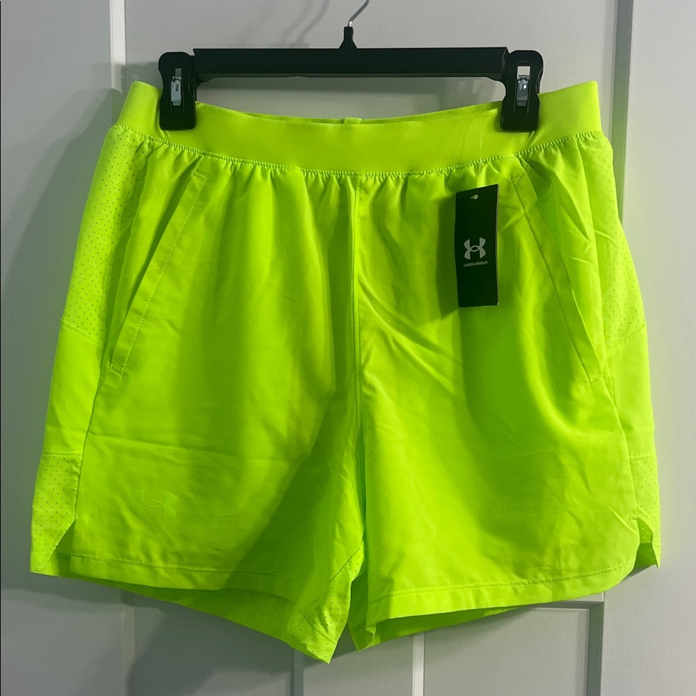 NWT Men’s Large Under Armour 5 inch Yellow Athletic Shorts Runner with liner